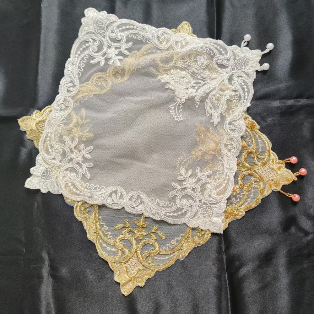 Embroidery Room - Goldene Rosen-Stickerei Tischsets 28cm Quadratisch Florale