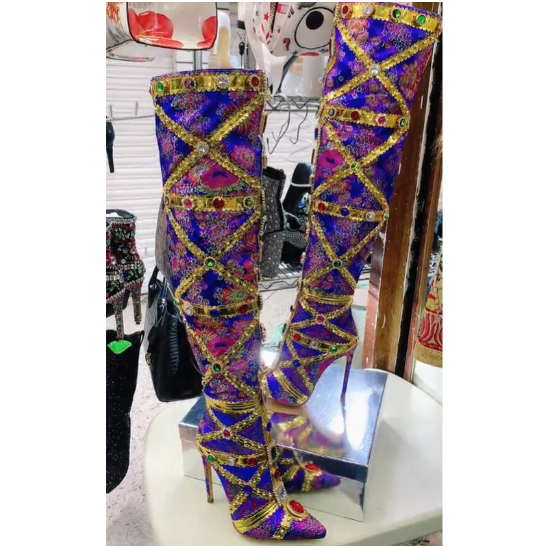 Embroidery Wedding - Mehrfarbige Edelstein-Stiefel mit Goldverzierung und Stichdetails,