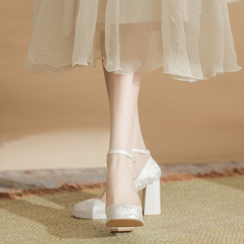 Embroidery Wedding - Weiße Damen-Pumps mit Stickerei, Knöchelriemen und