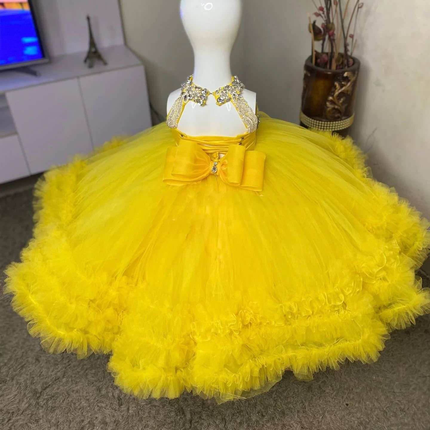 Wunderschönes gelbes Blumenmäd – Embroidery Yellow Dress Bewertung und Preis