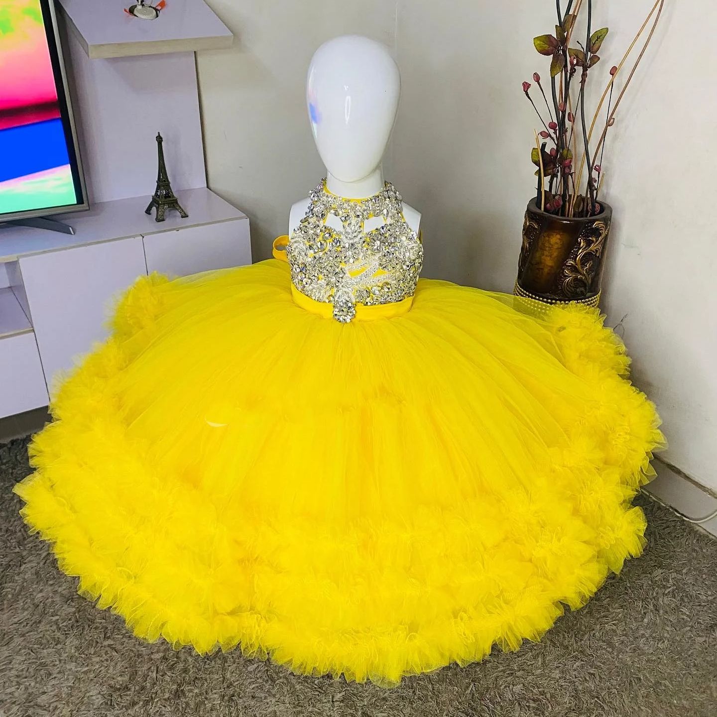 Wunderschönes gelbes Blumenmäd – Embroidery Yellow Dress Bewertung und Preis