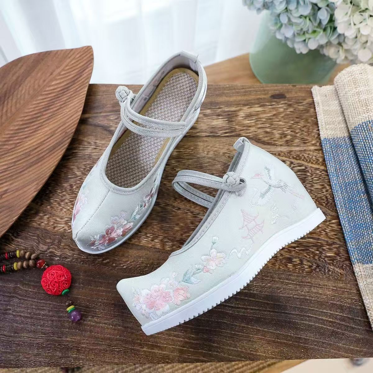Erhöhte interne bestickte Schu – Embroidery Wedding Bewertung und Preis