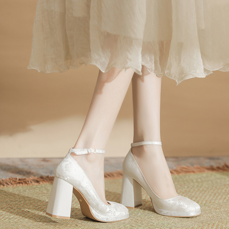 Weiße Damen-Pumps mit Stickere – Embroidery Wedding Bewertung und Preis