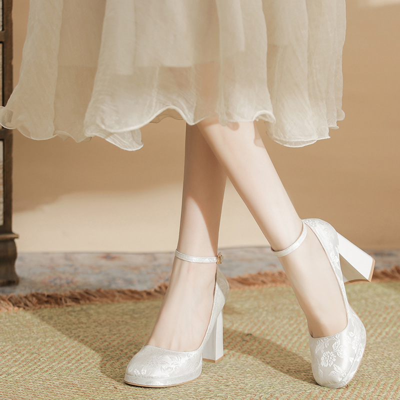 Weiße Damen-Pumps mit Stickere – Embroidery Wedding Bewertung und Preis